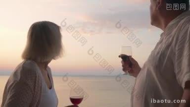 老年男女喝着酒，欣赏着风景如画的大海和夜空的温柔关系